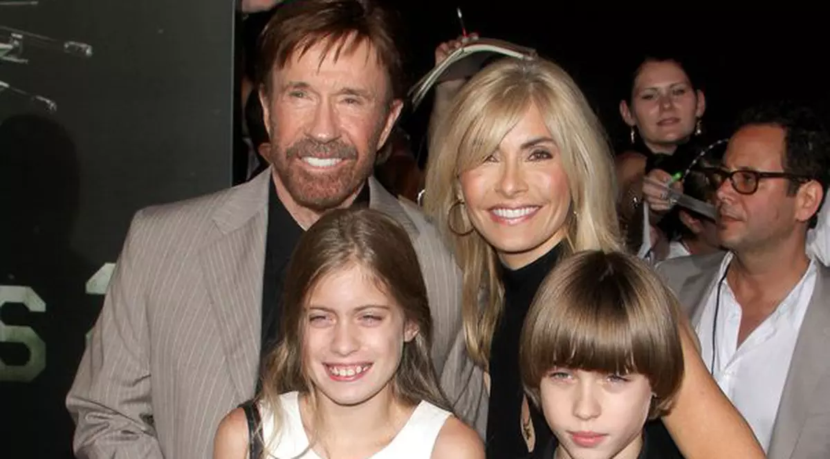 Credeai că s-a terminat era Chuck Norris? El va duce numele tatălui său mai departe! | FOTO