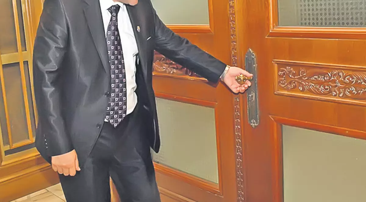 Prindeţi hoţii de clanţe din Casa Poporului!