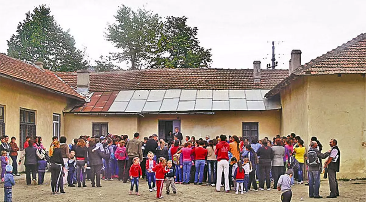 Prima zi de şcoală | WC în curte şi clădire veche de 300 de ani | FOTO