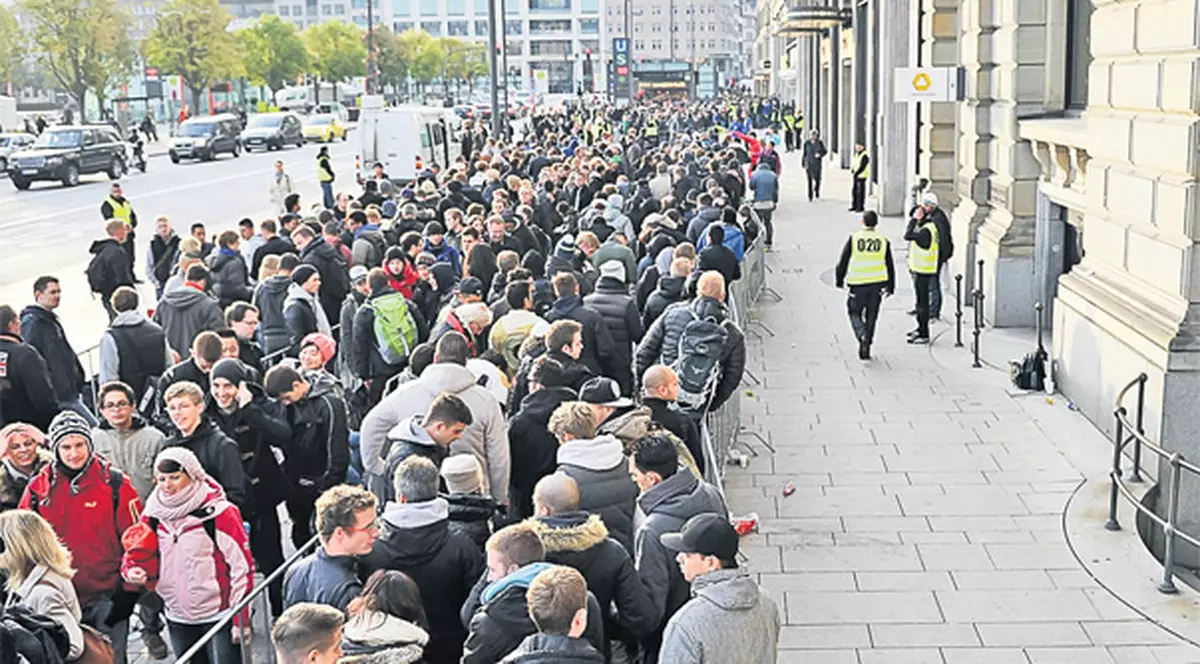 Au stat 3 zile la coadă pentru iPhone 5