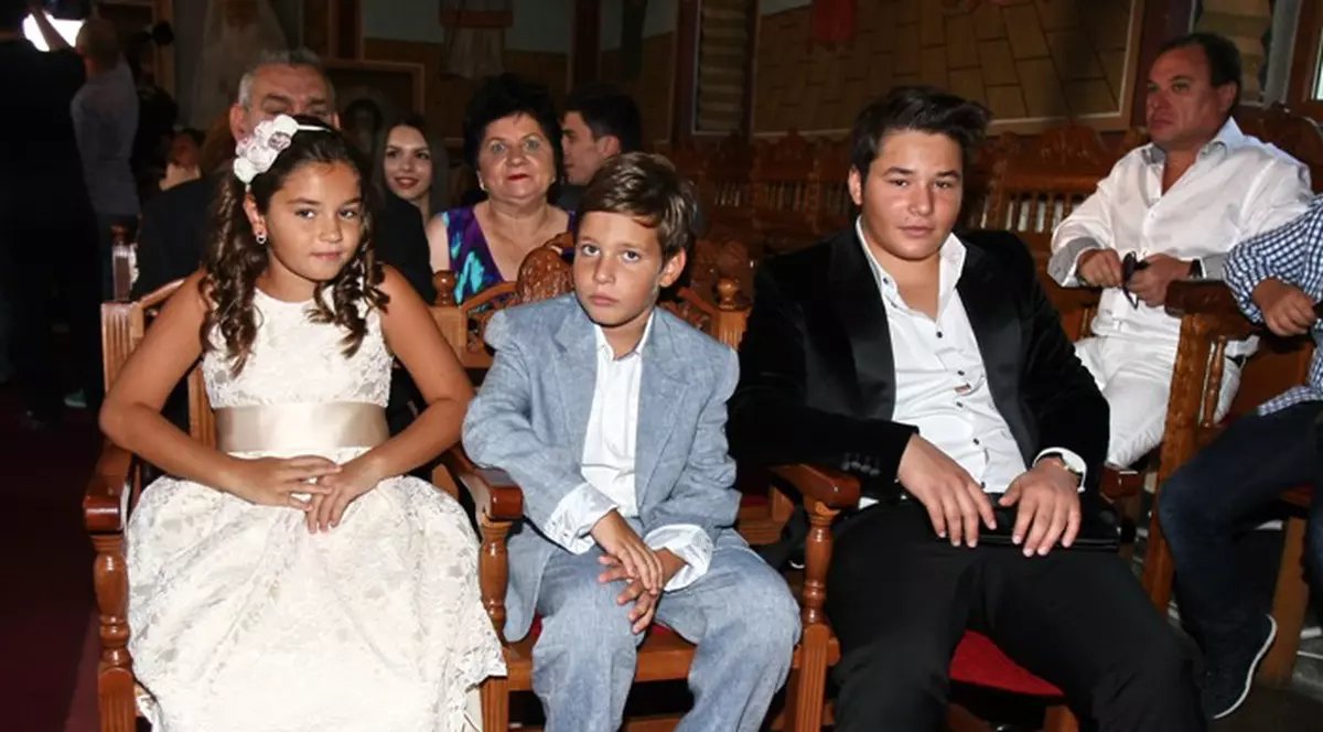 Toţi cei trei copii ai lui Borcea, din căsătoria anterioară, au fost prezenţi la botezul frăţiorului mai mic! 