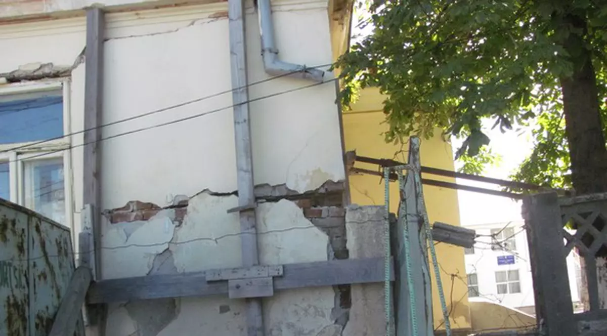 Bombă cu ceas în curtea şcolii: "Mi-am mutat nepoţii la altă şcoală să nu le cadă cărămizi în cap"