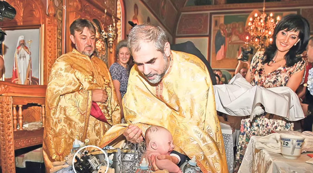 Cristi și Alina Borcea și-au creștinat ieri băiețelul | Au pus cameră video la cristelniţă