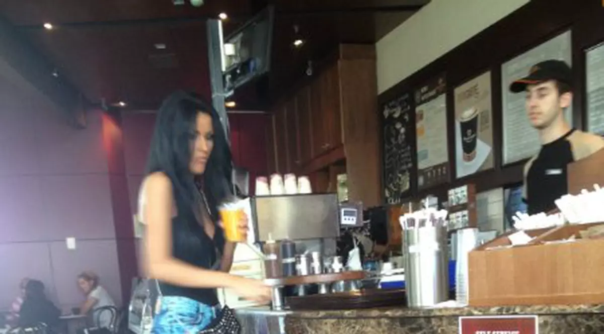 PĂRĂSITĂ de NILĂ, CRUDUȚA rupe FAST-FOOD-ul în două! VREA SĂ SE ÎNGRAȘE! FOTO