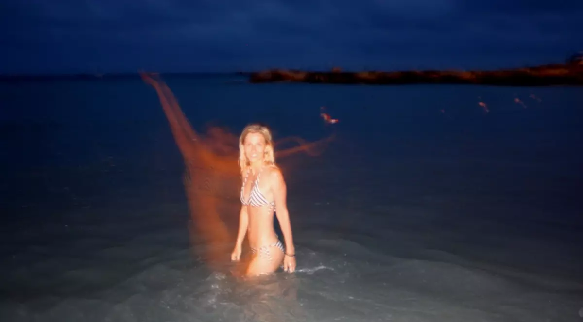 Dana Rogoz face baie în mare, noaptea | FOTO