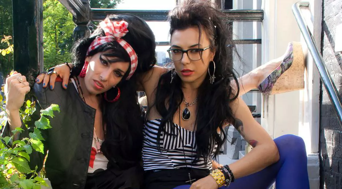 Sosia oficială a cântăreţei Amy Winehouse concertează cu DJ Wanda la Bucureşti