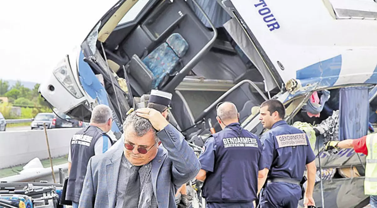 Zeci de copii români, la un pas să moară striviți