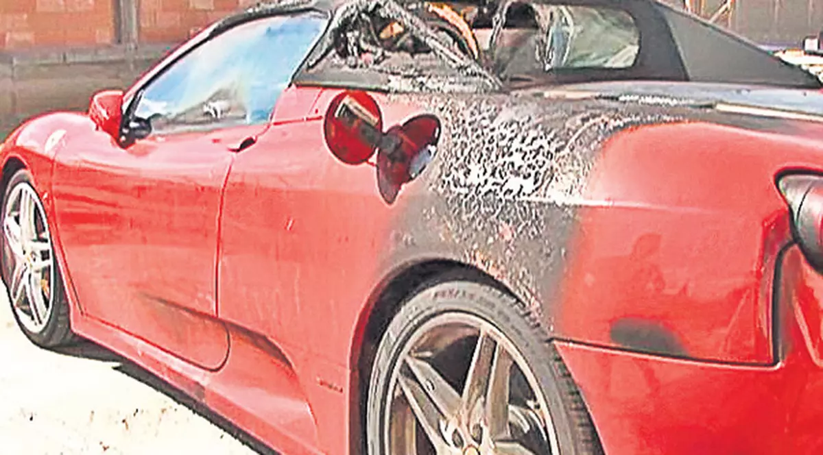 Doi reţinuţi după scandalul cu Ferrariul incendiat