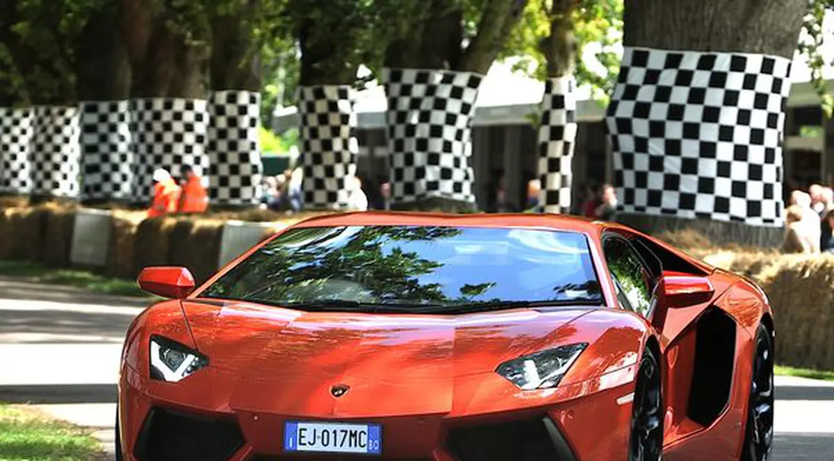 Elenii nu mai cumpără maşini de lux. Anul ăsta nu s-a vândut NICI UN FERRARI în Grecia