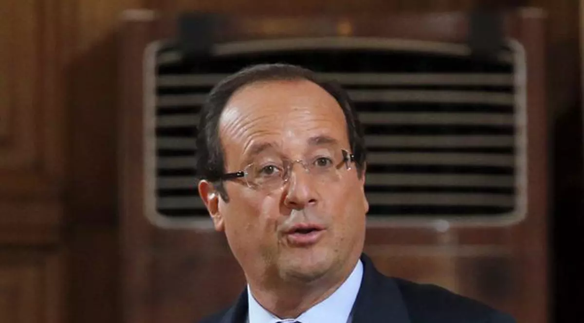 Hollande va trimite doi miniştri francezi în România pentru a aborda problema romilor "la sursă"