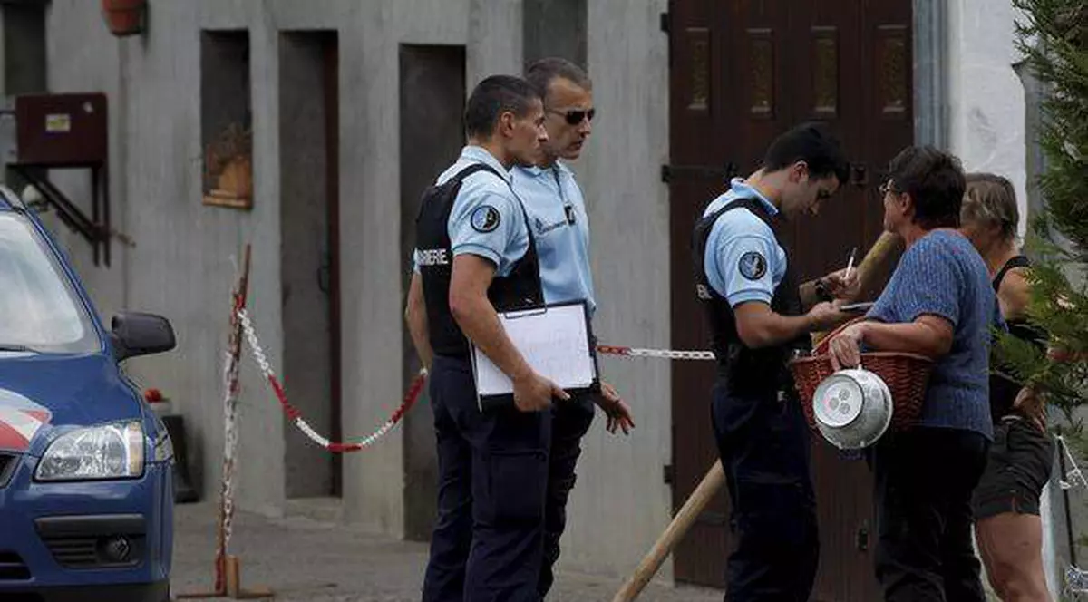 Fetiţa rănită în atacul din Franţa a ieşit din comă