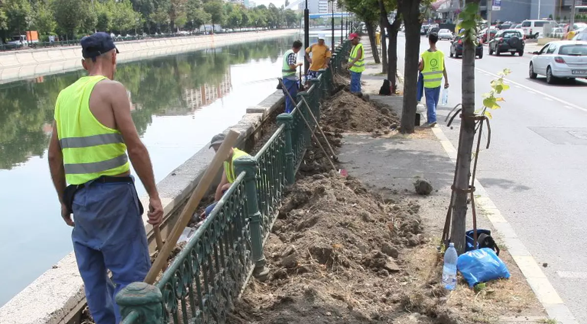 Se schimbă gardurile de la Dâmboviţa. Pe maluri vor fi amenajate alei şi montate băncuţe 