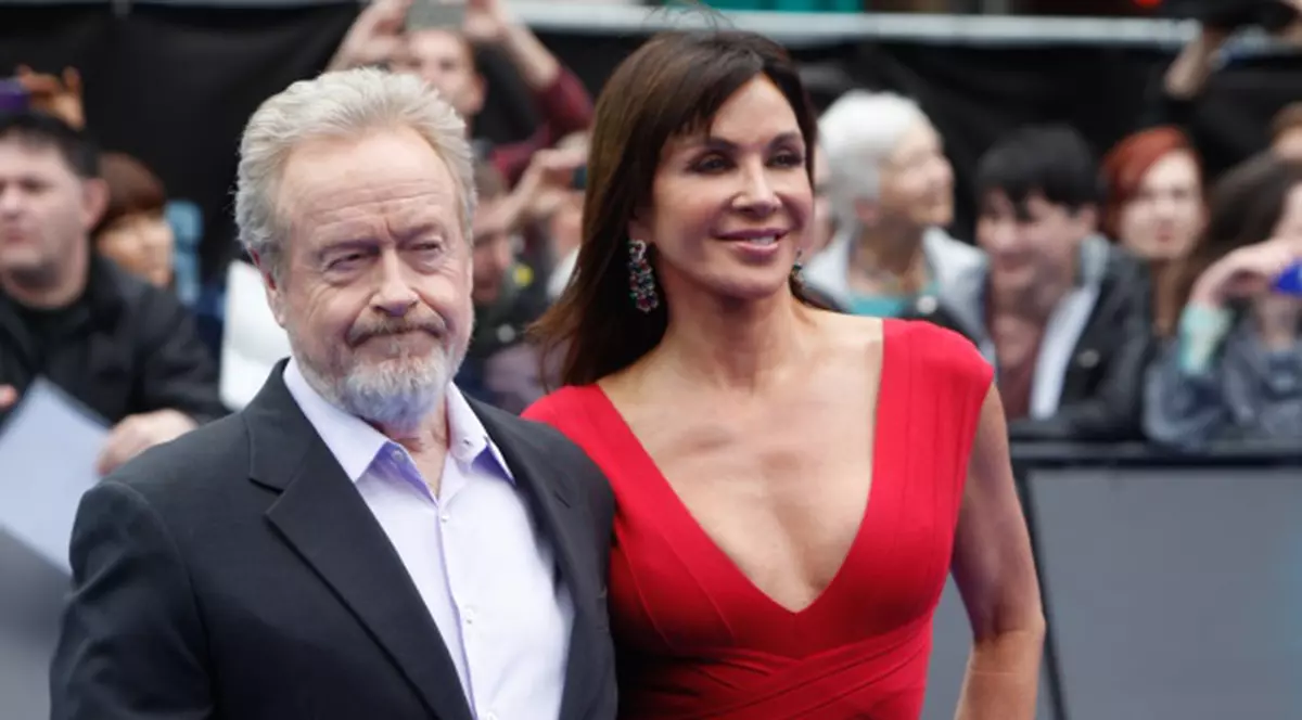 Gafă pe covorul roşu! DETALIUL RUŞINOS din ţinuta iubitei unui mare regizor! FOTO