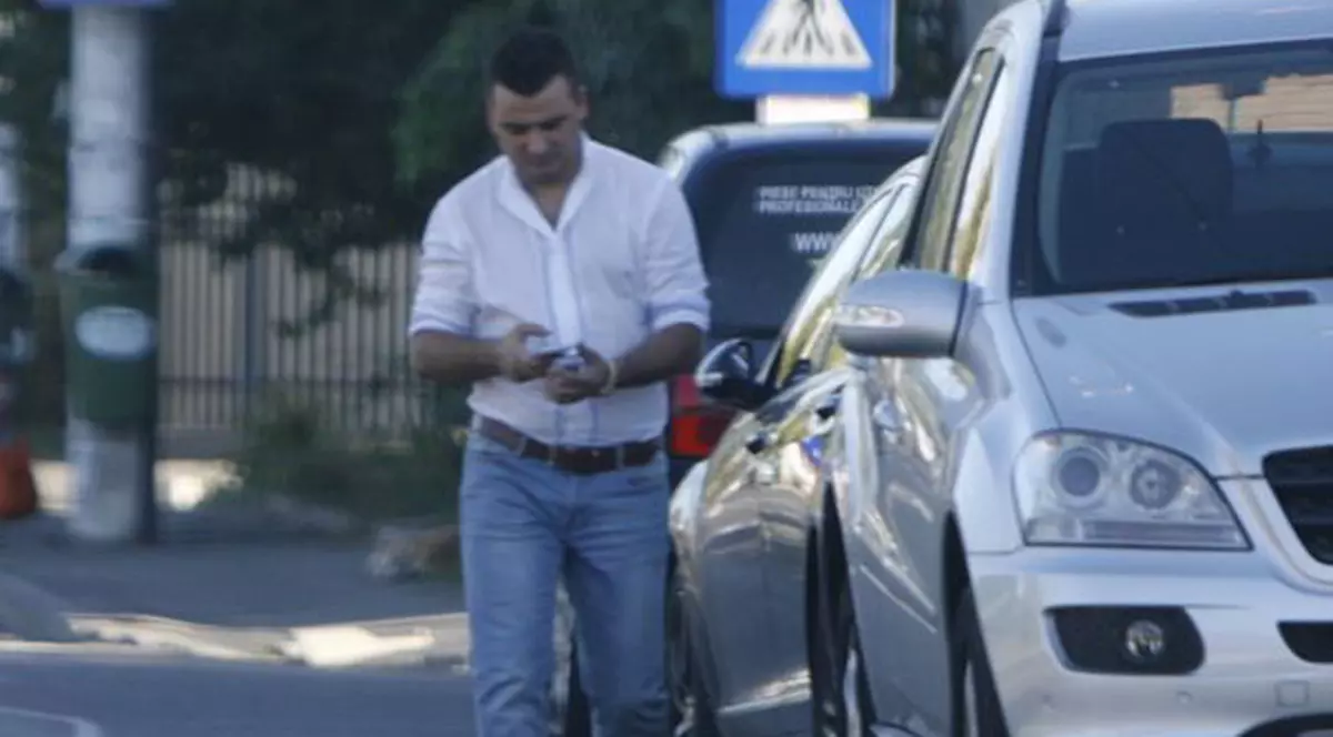 DE NECREZUT! Liviu Guță are oglinzi furate la mașină? | FOTO