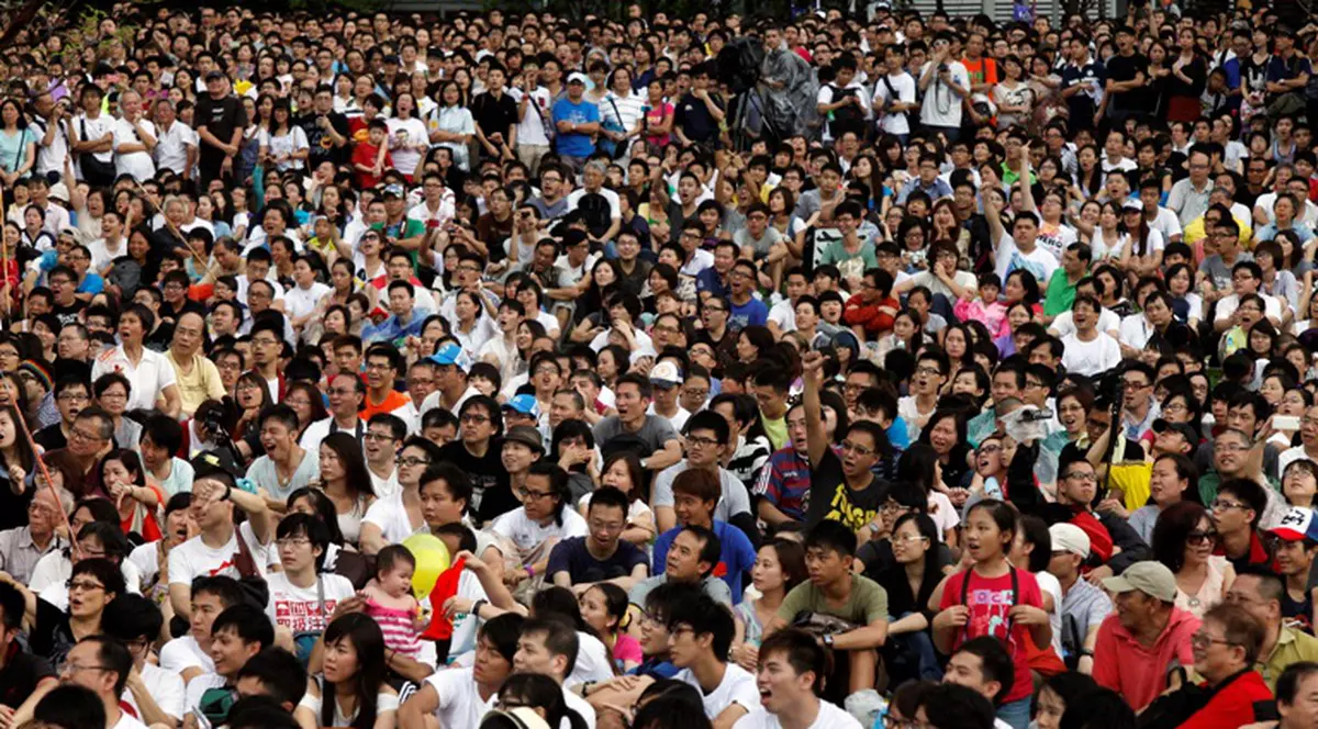 NU mai vor cursuri de patriotism chinez! Părinţii şi copiii din Hong Kong au ieşit în stradă!