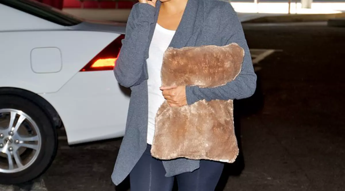 Eva Longoria, eşti somnambulă? Vedeta merge cu perna pe stradă! | FOTO