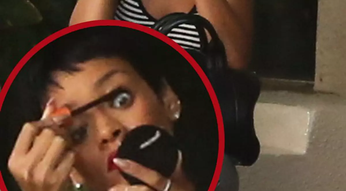Când e nevoie, Rihanna se machiază de una singură! | FOTO