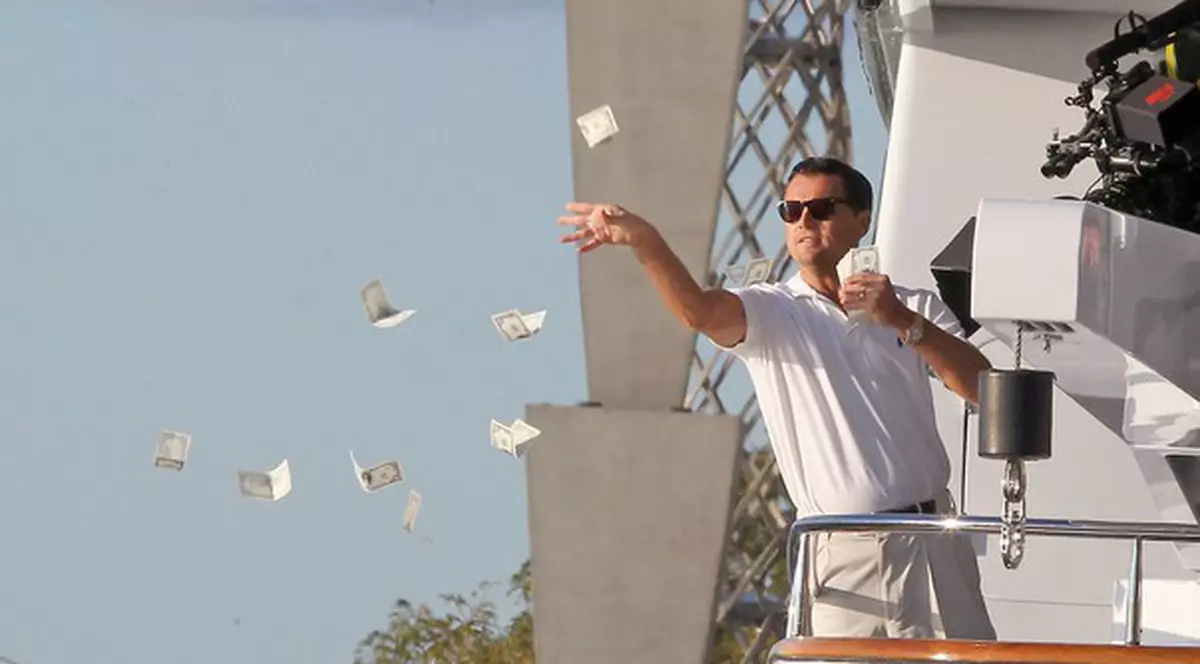 Mai ceva ca maneliştii! Uite cum aruncă Leo di Caprio cu banii de la balcon! | FOTO INCREDIBIL