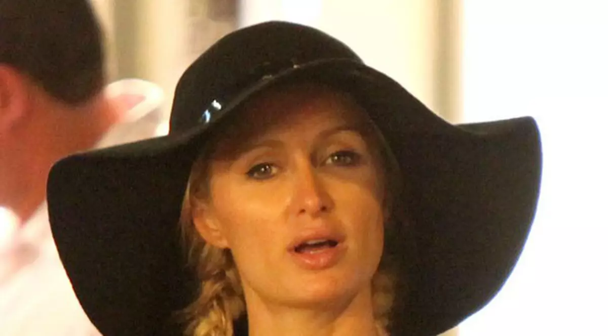 Paris, du-te tată şi machiază-te! Vedeta arată de-a dreptul ORIBIL! | FOTO