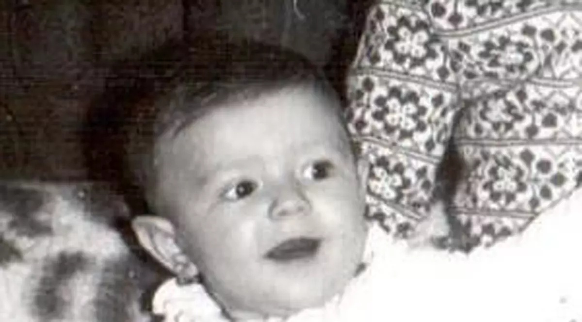 Așa arăta în copilărie una dintre cele mai frumoase prezentatoare TV de la noi. O recunoști? | FOTO