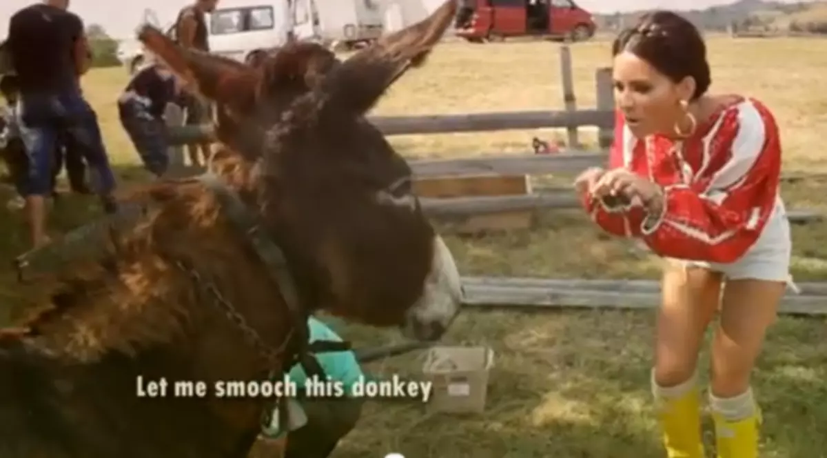 "Mamaie" Inna, ÎNDRĂGOSTITĂ de un... MĂGAR! | VIDEO INEDIT