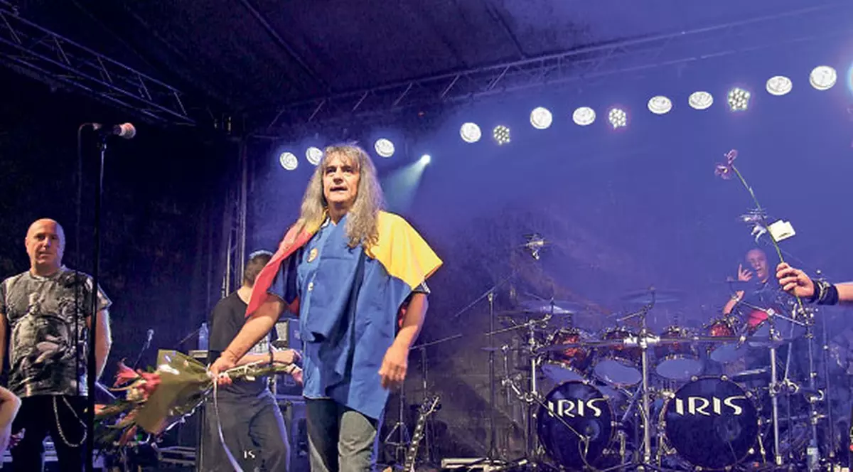 Fanii Iris vor să-l facă să se răzgândească pe solistul trupei, care a decis să se retragă: «Minculescu, nu pleca! Fără tine nu există Iris»