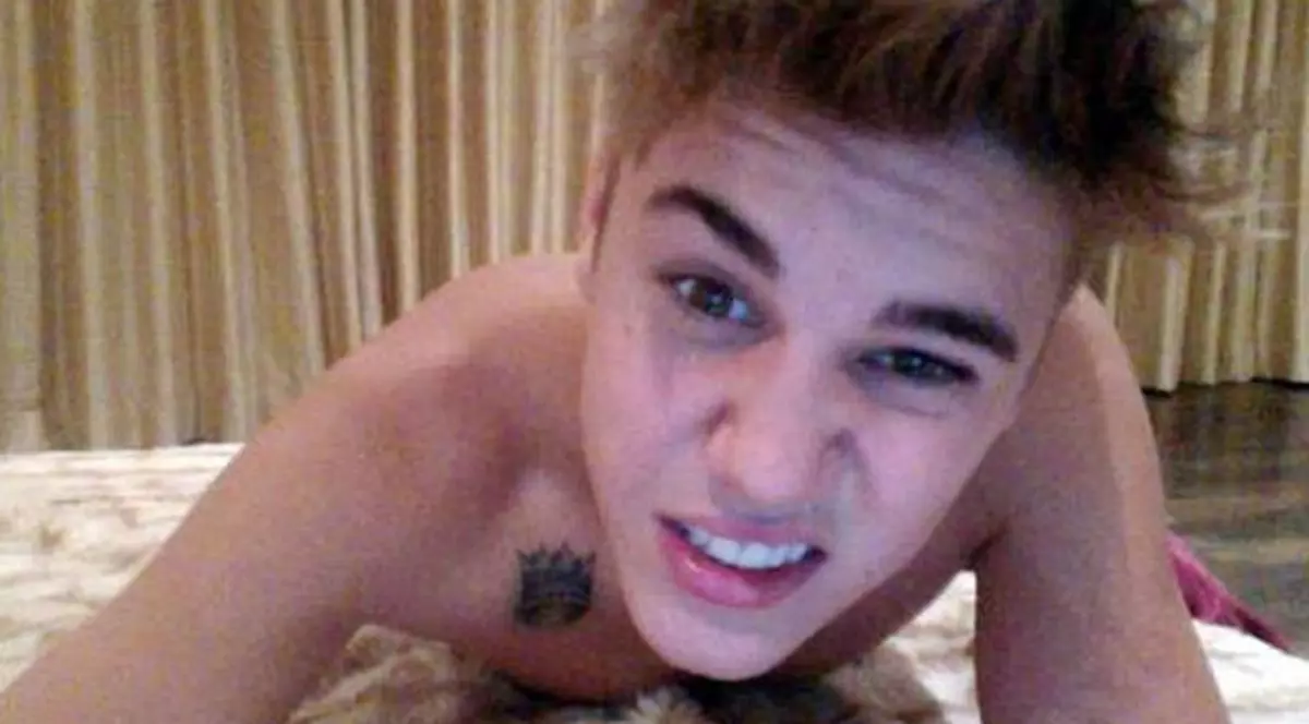 Lui Justin Bieber i s-a urcat vedetismul la cap! Se crede prinţul muzicii şi şi-a tatuat o coroană pe piept!