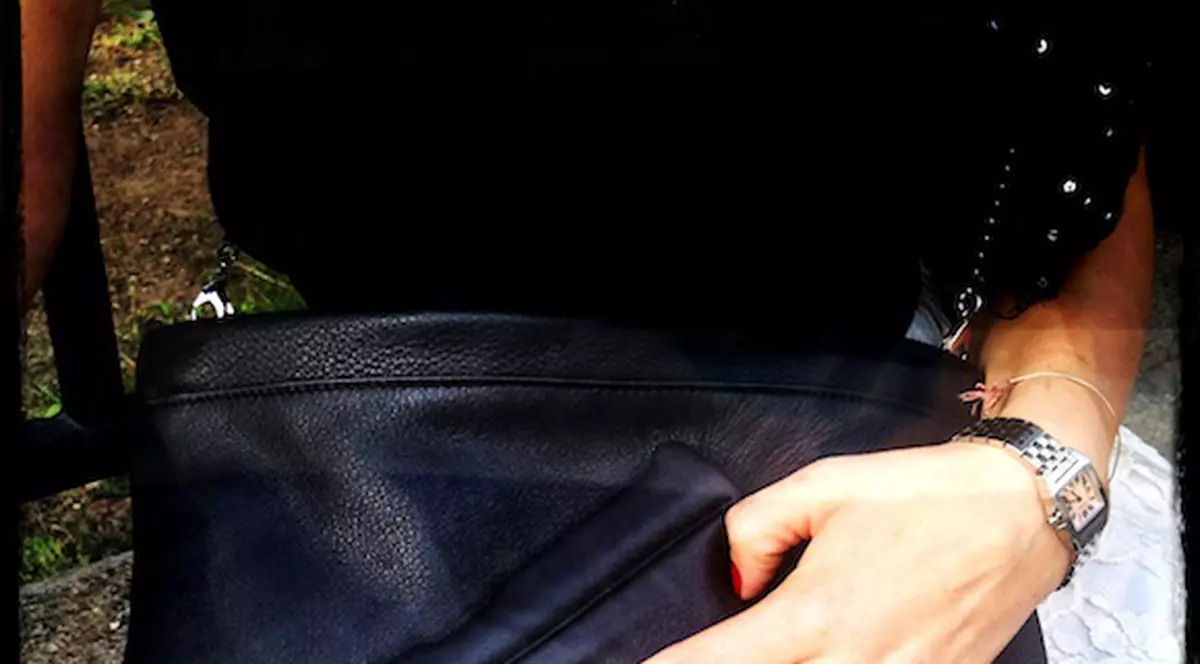 Laura Cosoi UMBĂ CU PISTOLUL PE STRADĂ! | FOTO