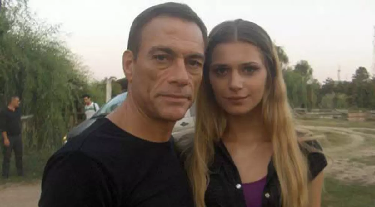 O ROMÂNCĂ lângă Van Damme. O ştii dintr-un popular show TV, dar o RECUNOŞTI?