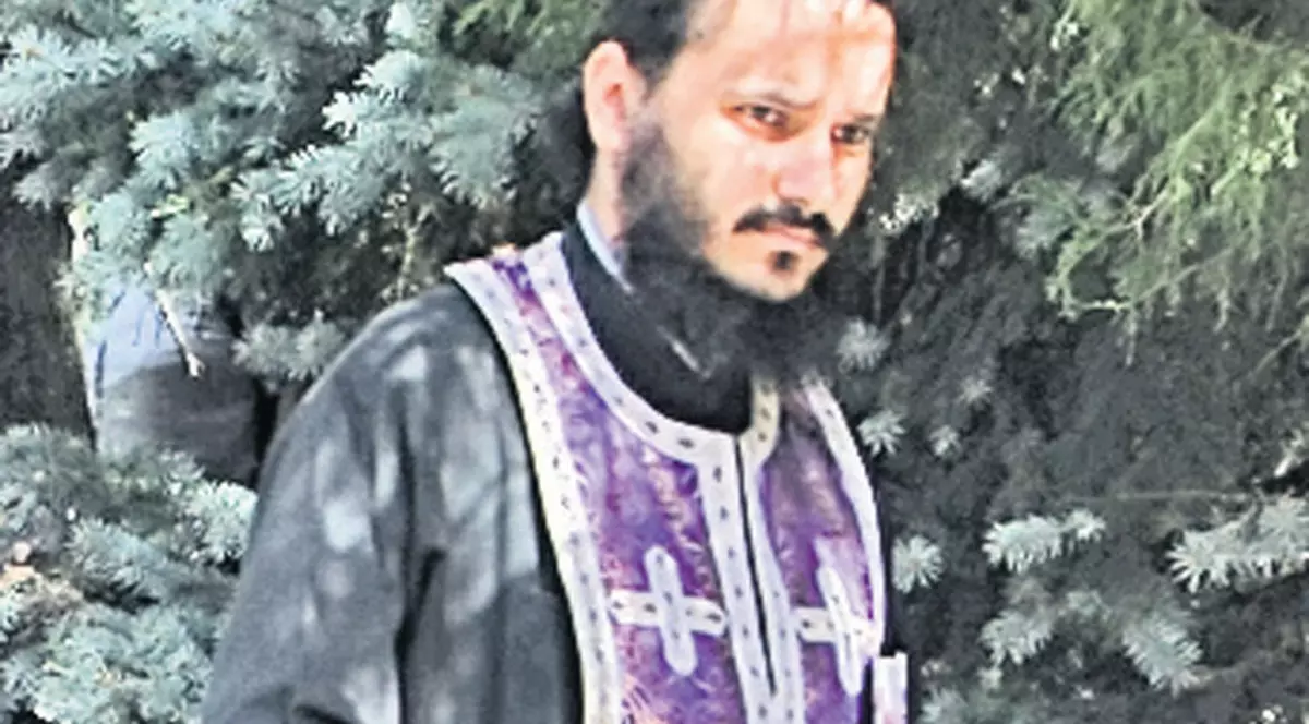 De râsul curcilor! Preoţii îi vor învăţa pe români cum să treacă strada