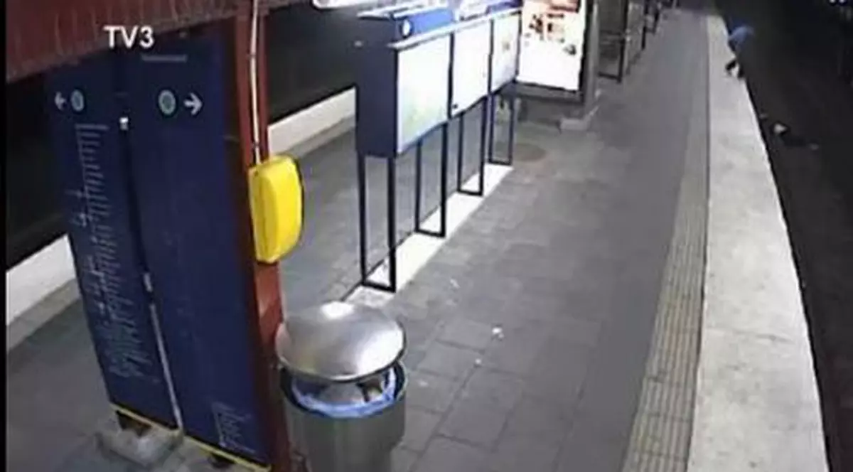 IMAGINI ȘOCANTE! A JEFUIT un om CĂZUT pe șine şi l-a lăsat să fie CĂLCAT de metrou | VIDEO