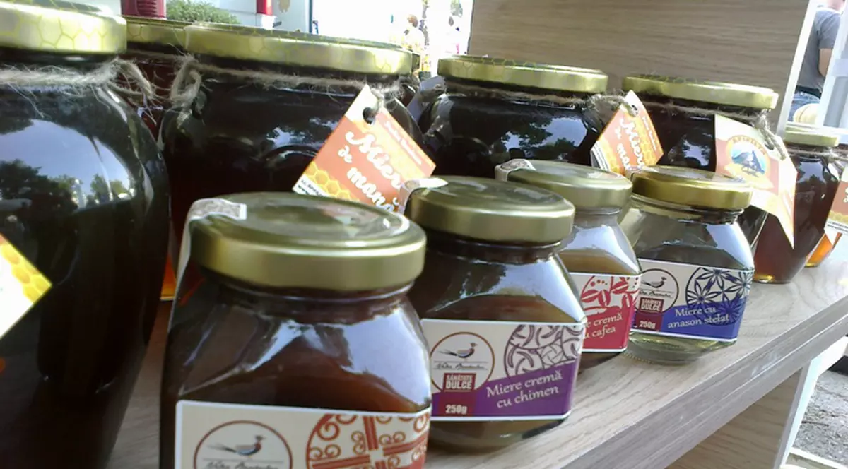 Produse inedite la târgul apicultorilor din Bucureşti: MIERE CU SCORŢIŞOARĂ ŞI CAFEA. Uite cum arată!                  