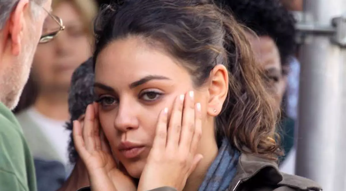 Mila Kunis a avut nevoie de intervenţia pompierilor după ce s-a blocat în lift