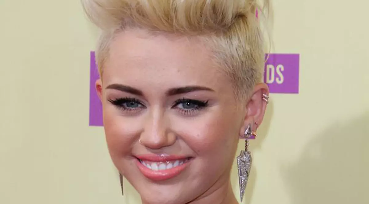 Credeați că două vedete cu aceeași rochie sunt puse într-o POSTURĂ PENIBILĂ? Ei bine, de asta ce ziceți? Miley Cyrus și Pink, COAFURI IDENTICE la MTV Music Awards | FOTO