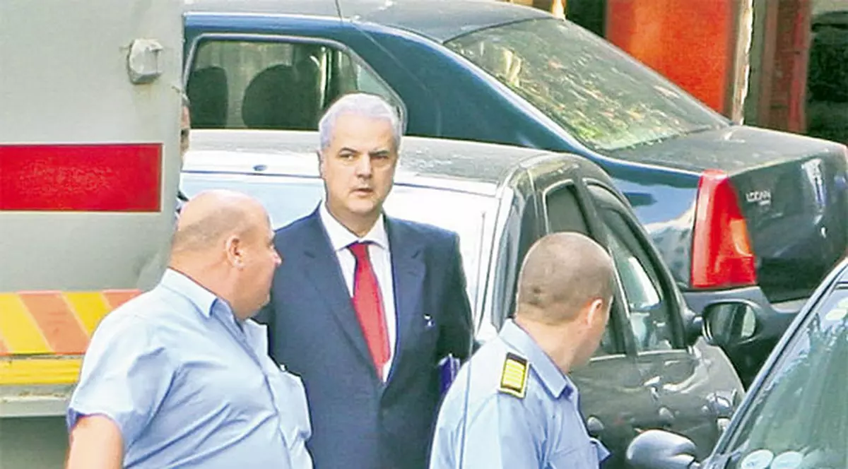 Adrian Năstase avea pistolul în buzunar când au venit poliţiştii