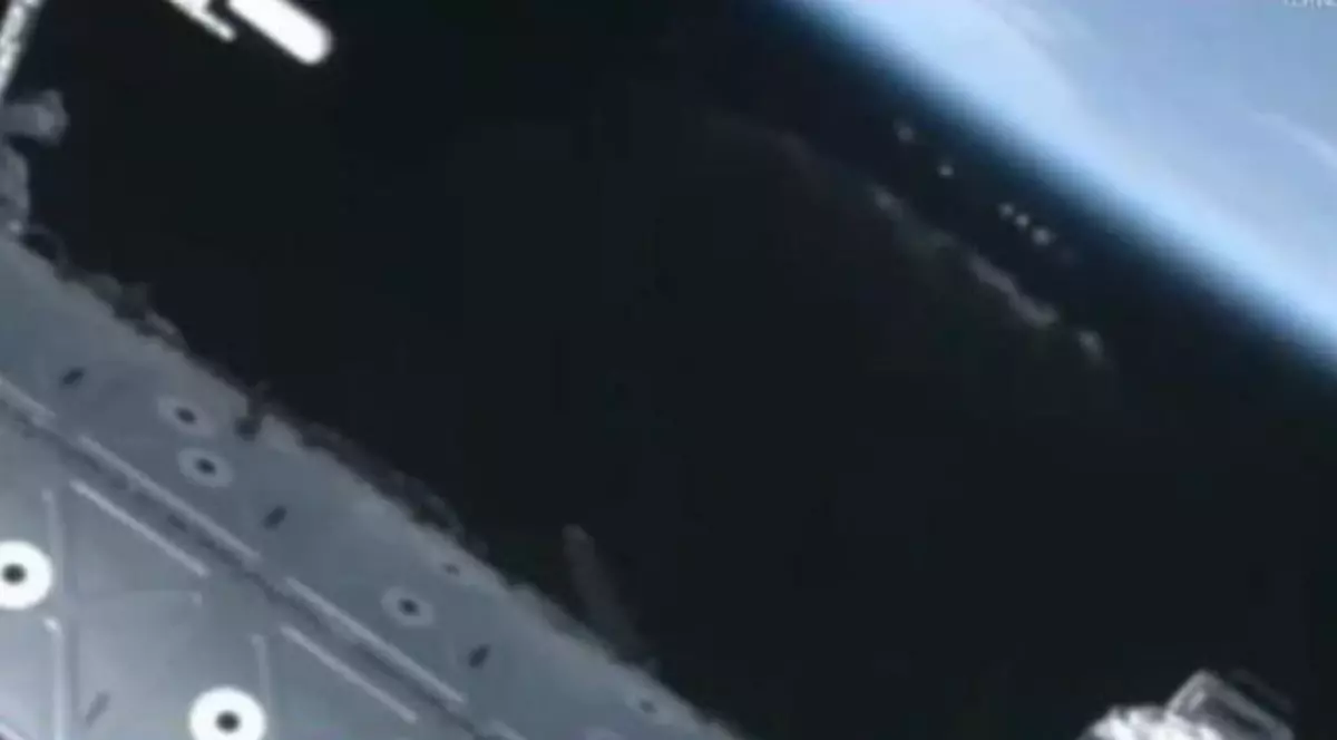 EXTRATEREȘTRII dau târcoale OMENIRII? Mai multe OZN-uri, filmate în apropiere de Stația Spațială Internațională | VIDEO