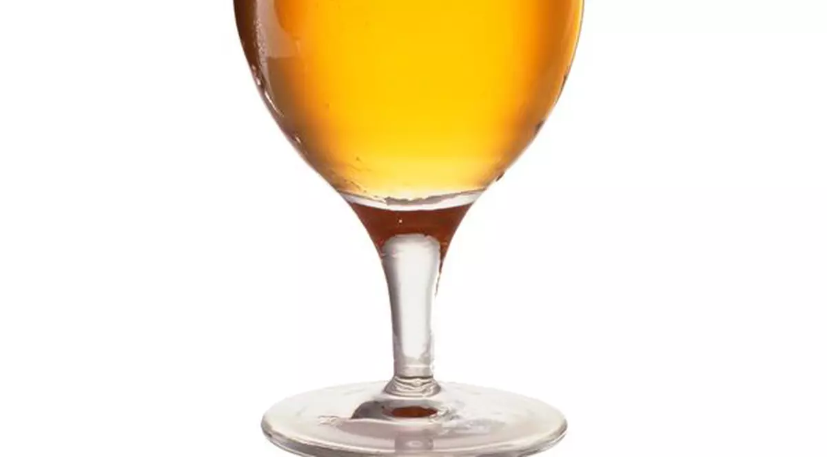 Forma paharului influenţează ritmul în care bem alcool