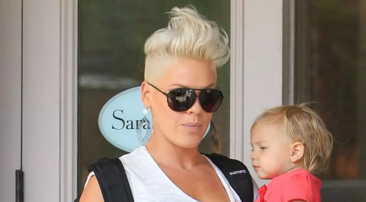 Pink spune lucrurilor pe nume: "Femeile înşală mai bine"