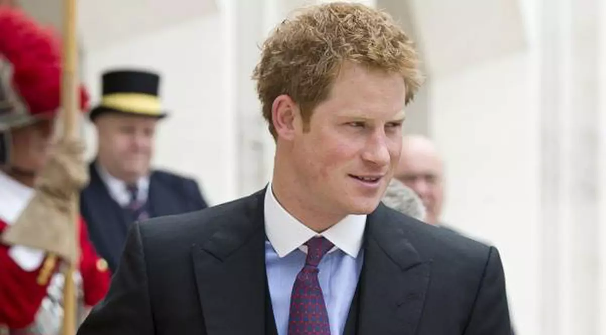 "L-am sărutat pe Prinţul Harry, în timp ce el era GOL PUŞCĂ!". Mărturia uneia dintre fetele prezente la PETRECEREA DEOCHEATĂ