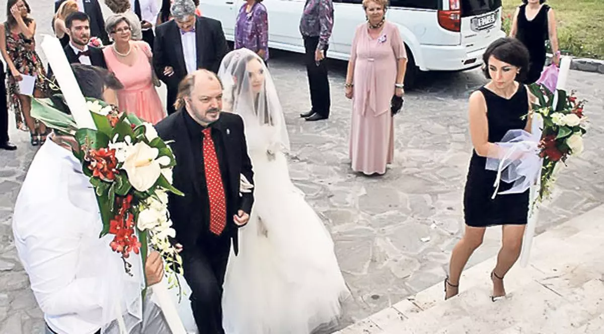 Victor Socaciu şi-a condus fiica la altar | Solistul şi-a dat fata pe mâna unui ciclist