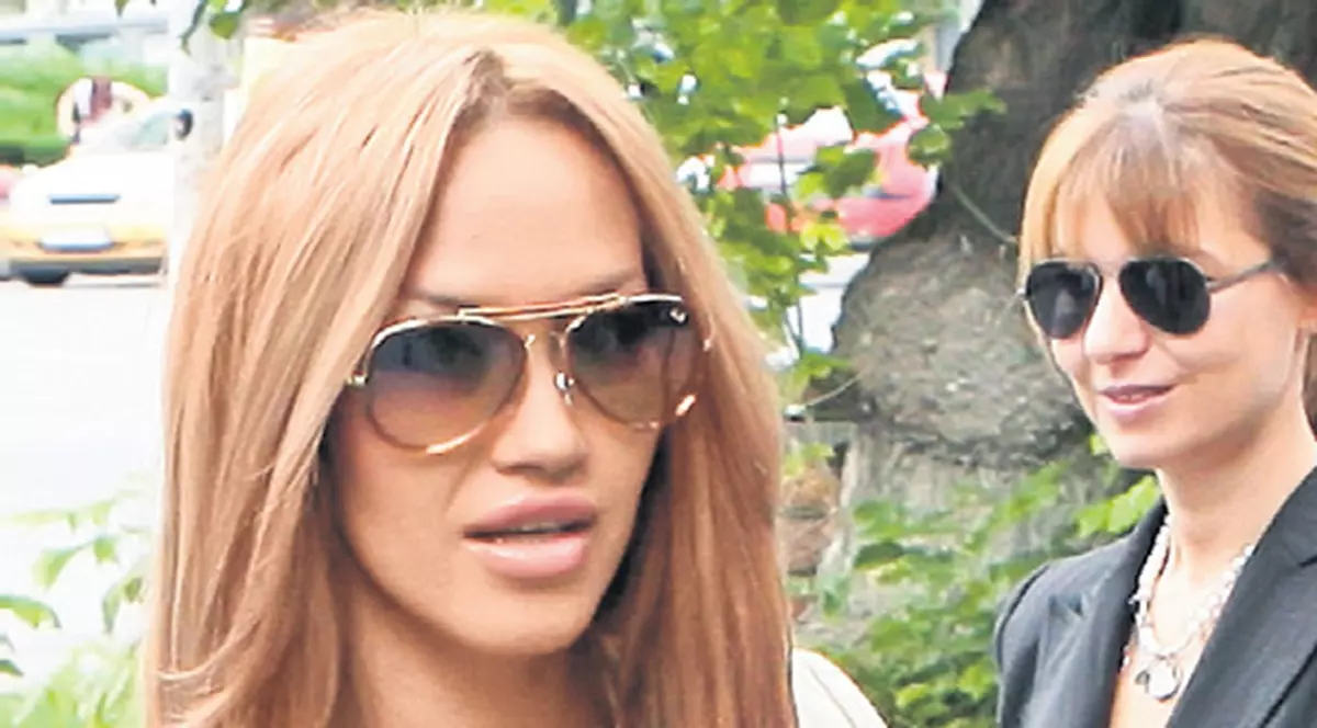 Raluca Podea: «Îmi fac buze ca ale Angelinei Jolie»