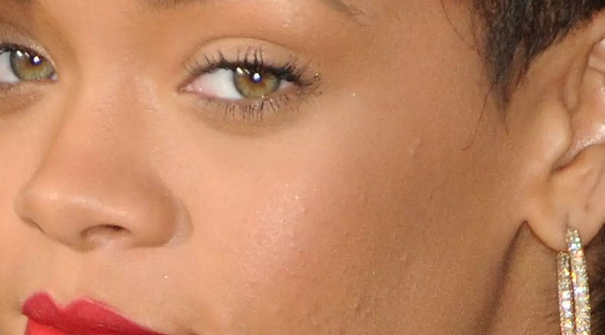 A cuprins-o FEBRA MILEY CYRUS? Rihanna, SCHIMBARE RADICALĂ de LOOK! Vă place? FOTO