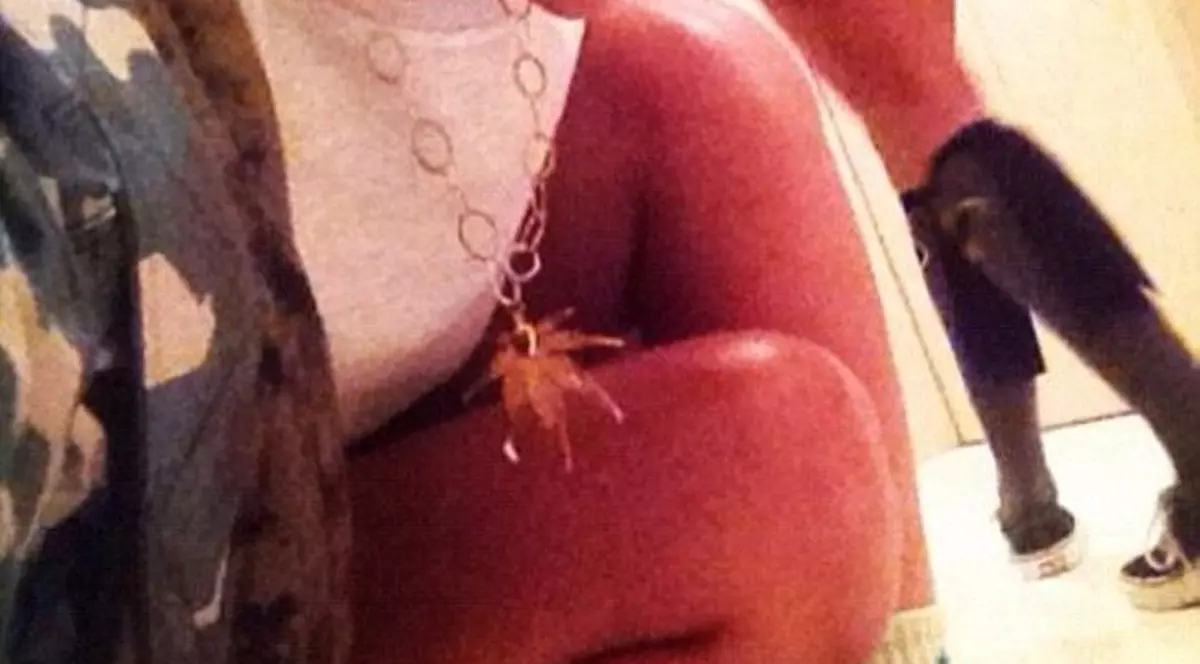 Rihanna, în ipostaze EROTICE! O femeie GOALĂ, surprinsă cu CAPUL ÎNTRE PICIOARELE ei! | FOTO