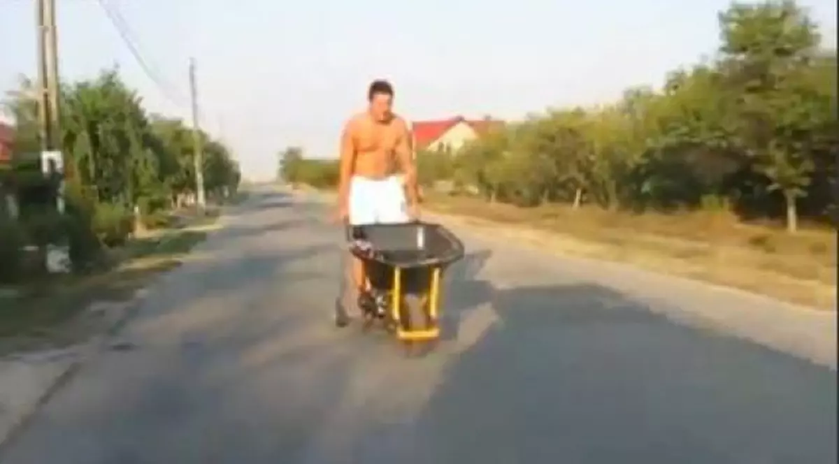 Ideea trăsnită a unui român! Roaba cu motor face senzație pe internet | VIDEO