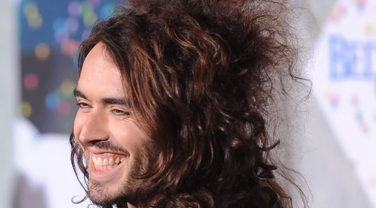 Ce mărinimos! Russell Brand a dus un cerşetor la el acasă