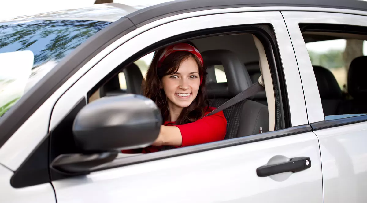 Cum elimini mirosul de ţigară din maşină