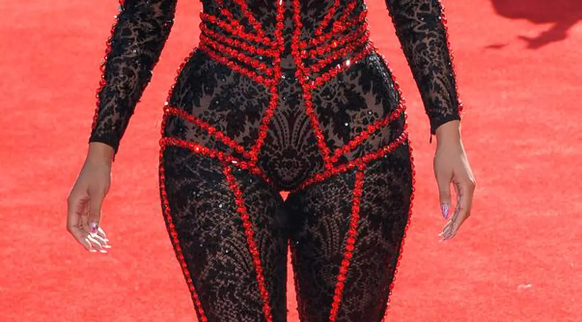 Poţi să crezi că o celebră cântăreaţă a venit îmbrăcată aşa la un eveniment? | FOTO