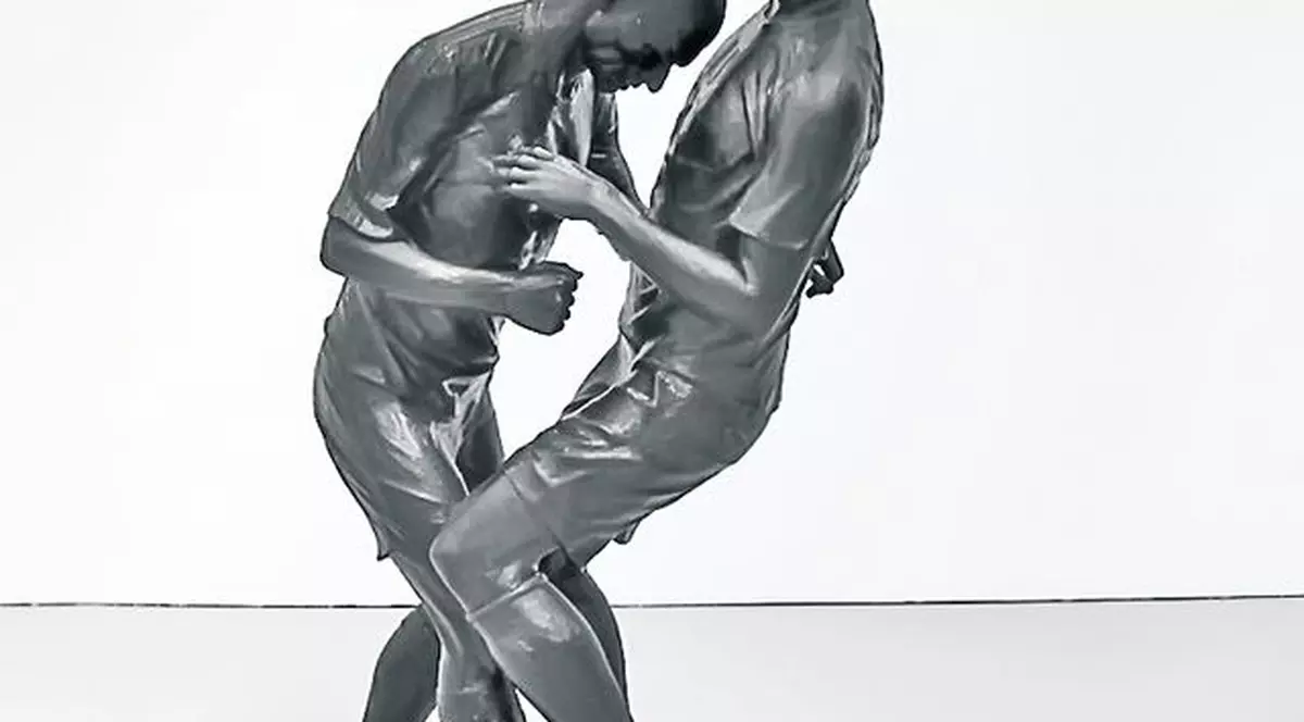 Faultul lui Zidane asupra lui Materazzi a devenit operă de artă. Statuie pentru un gest golănesc