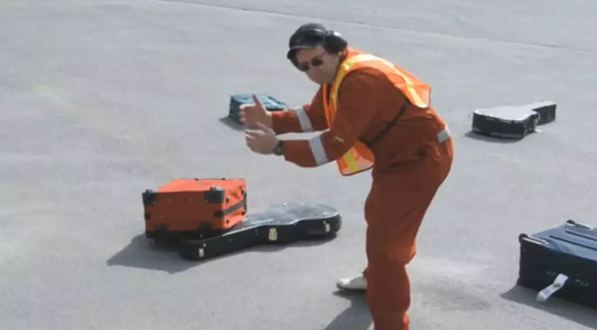 INCREDIBL! Cum s-a răzbunat un american pe o companie aeriană, după ce a rămas fără... CHITARĂ | VIDEO SENZAŢIONAL