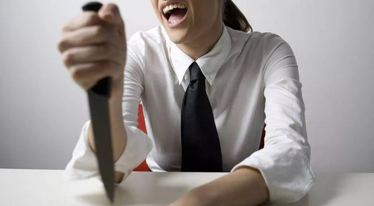 Atac cu un cuţit într-o şcoală din Hunedoara. Un elev a fost înjunghiat